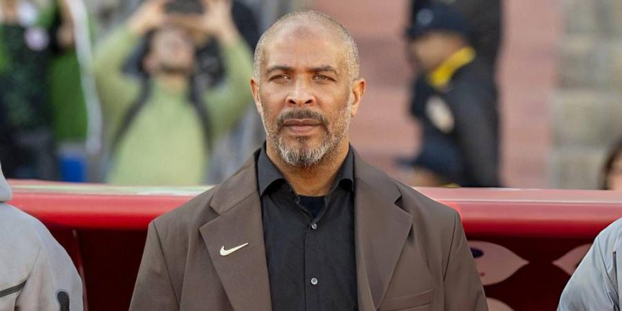 مدرب نيجيريا في تصريح مؤثر: "أقدم اعتذاري لأمي وأبي.. ربما كنت سأعتزل التدريب"