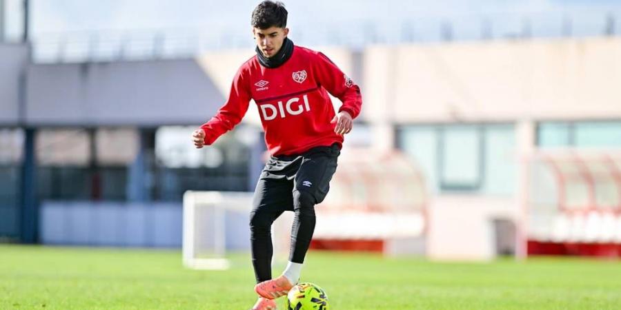 أخوماش: "اتصلت بي أندية أخرى للانتقال إليها معارا لكنني كنت واضحا في اختياري لرايو فاييكانو لأن أسلوب لعبه يناسبني كثيرا"