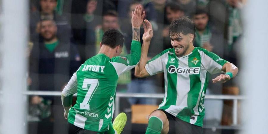 الزلزولي يسجل هدفا في تأهل ريال بيتيس إلى ثمن نهائي الدوري الأوروبي بعد الفوز على فاينورد (2-1)