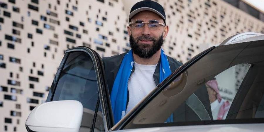 بنزيما يصل الرياض للانضمام إلى الهلال
