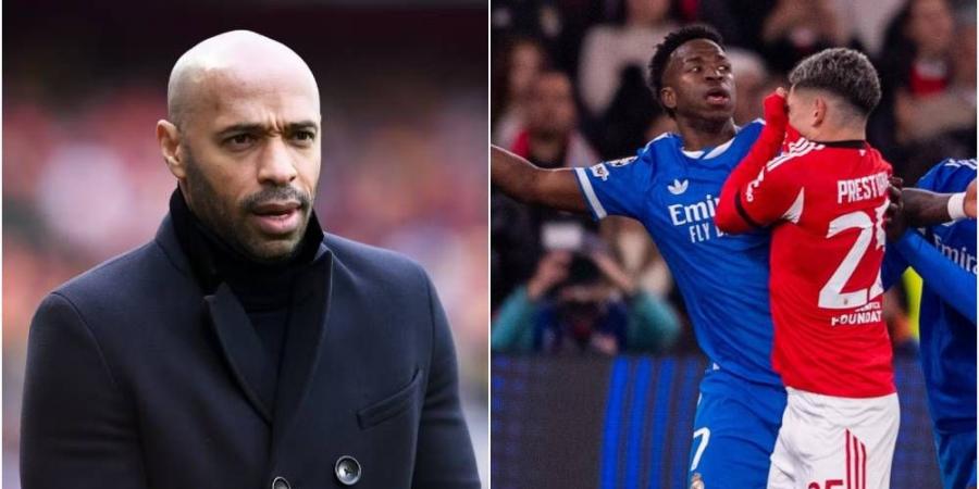 تيري هنري للاعب بنفيكا بريستياني: "أخبرنا بما قلت.. لماذا غطيت أنفك هل أنت مصاب بالزكام؟"