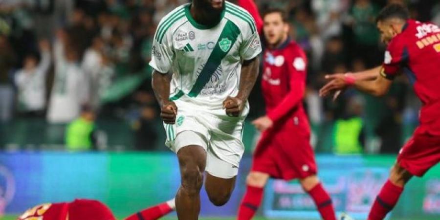 الأهلي يهزم ضمك ويعتلي صدارة دوري روشن