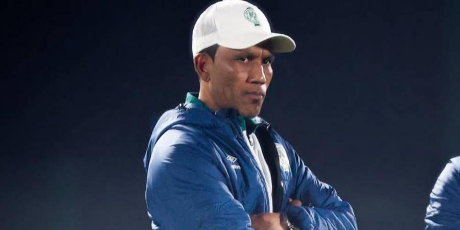 تذبذب الأداء وتحقيق الفريق لتسع نقاط من أصل 18 يزيد الضغط على مدرب الرجاء ديفيد فادلو