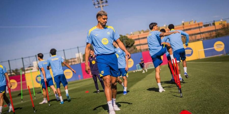 رونالد أراوخو يعود لتدريبات برشلونة الجماعية قبل مواجهة أتلتيكو مدريد