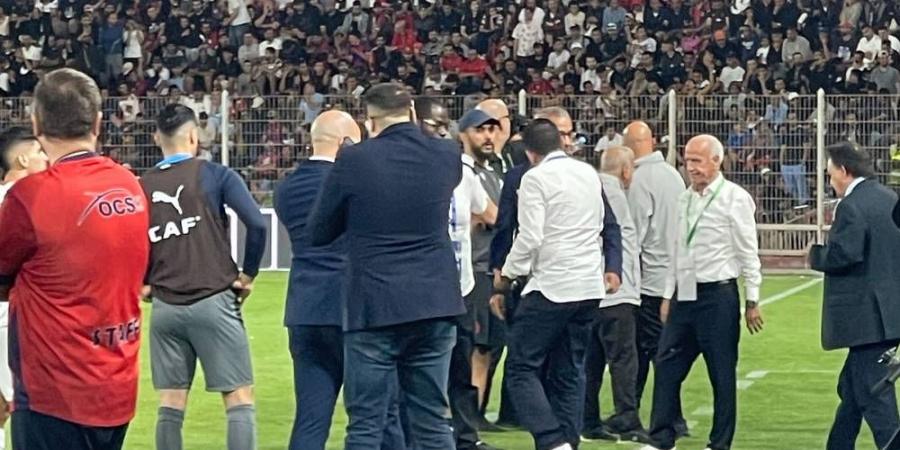 اتحاد العاصمة يرفض الخروج من غرف الملابس رغم قرار الكاف باجراء المباراة