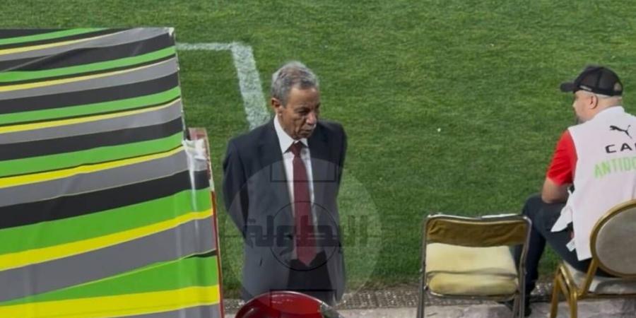 خلال فوضى الجماهير الجزائرية في ملعب "المسيرة الخضراء".. القنصل الجزائري يظهر بجانب مقاعد البدلاء ويُعطي توجيهات لأفراد اتحاد العاصمة!