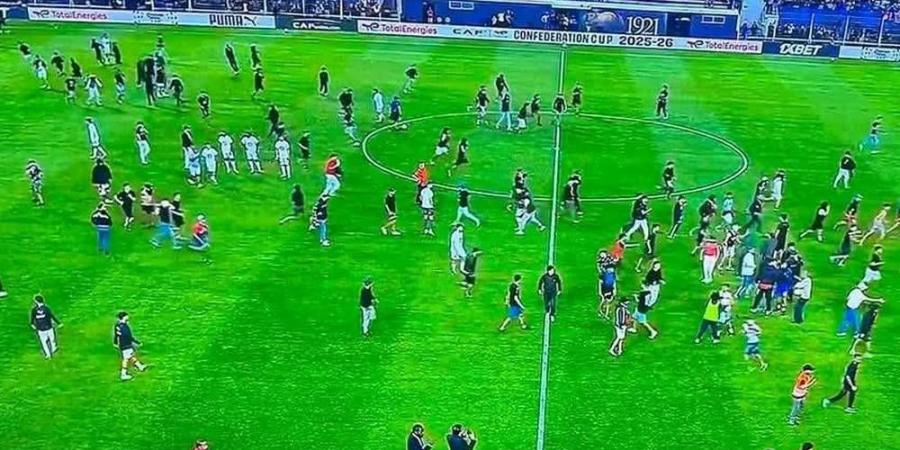 فوضى بملعب المسيرة في أسفي.. اقتحام جماهيري يؤجل انطلاق قمة أولمبيك أسفي واتحاد العاصمة